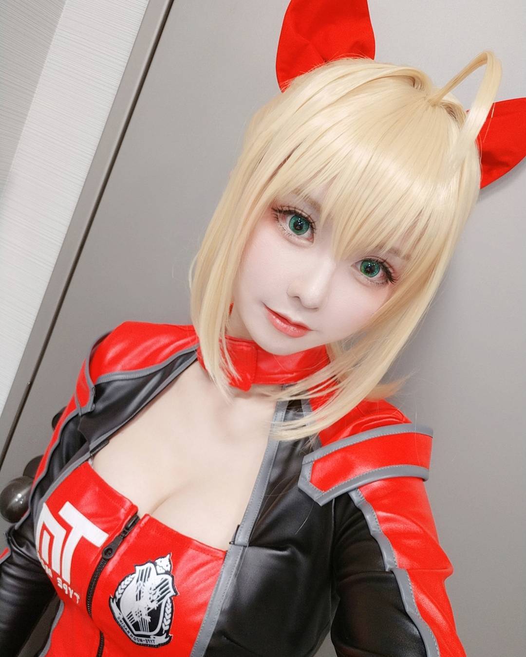 這款醫生誰頂得住！「白嫩巨乳蘿莉」cosplay好迷人，「超飽滿」曲線要你乖乖就範