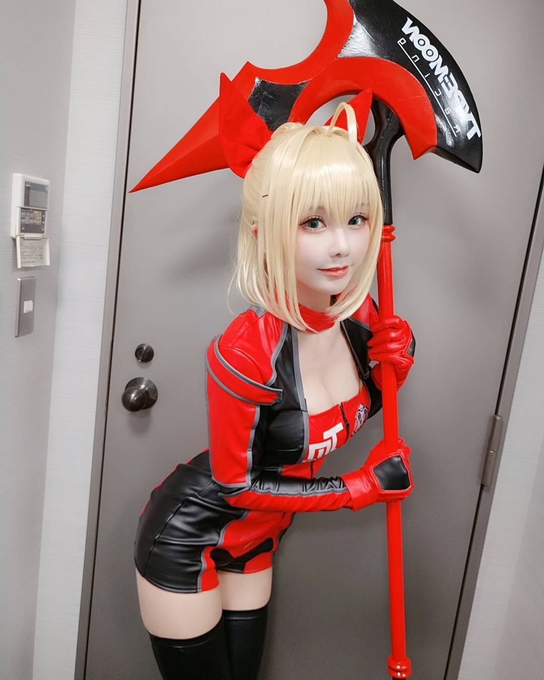 這款醫生誰頂得住！「白嫩巨乳蘿莉」cosplay好迷人，「超飽滿」曲線要你乖乖就範