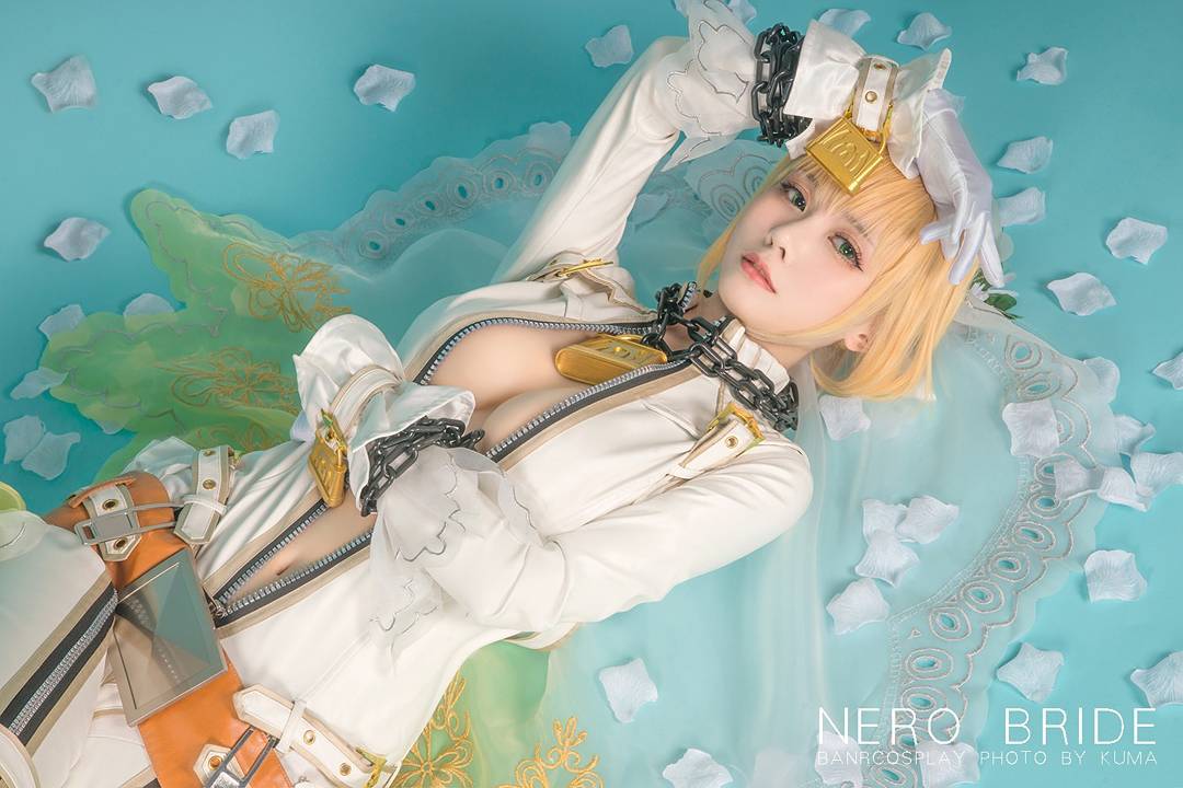 這款醫生誰頂得住！「白嫩巨乳蘿莉」cosplay好迷人，「超飽滿」曲線要你乖乖就範