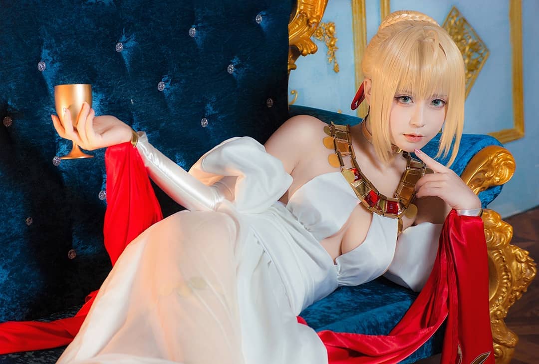 這款醫生誰頂得住！「白嫩巨乳蘿莉」cosplay好迷人，「超飽滿」曲線要你乖乖就範