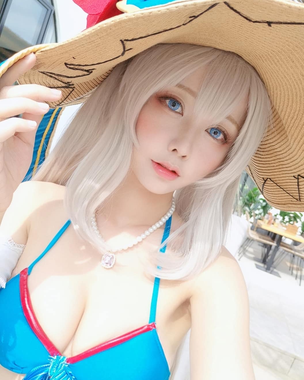 這款醫生誰頂得住！「白嫩巨乳蘿莉」cosplay好迷人，「超飽滿」曲線要你乖乖就範