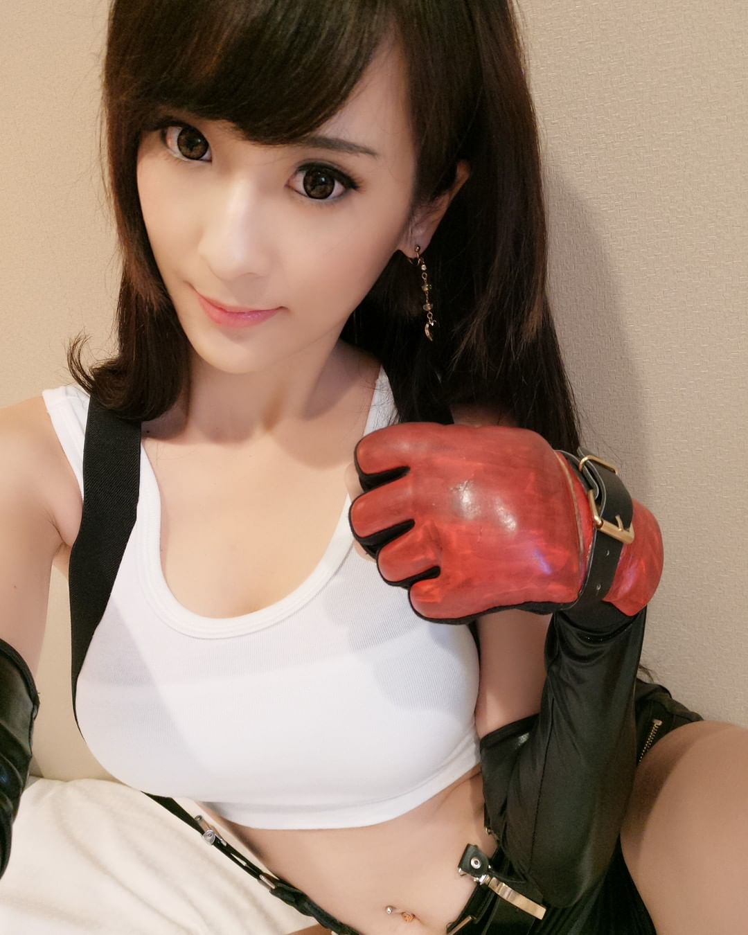 性感Coser「王子妃Fay Prince」銷魂媚眼黑絲襪開脫，乍現鮮嫩美腿司機都太猴急！