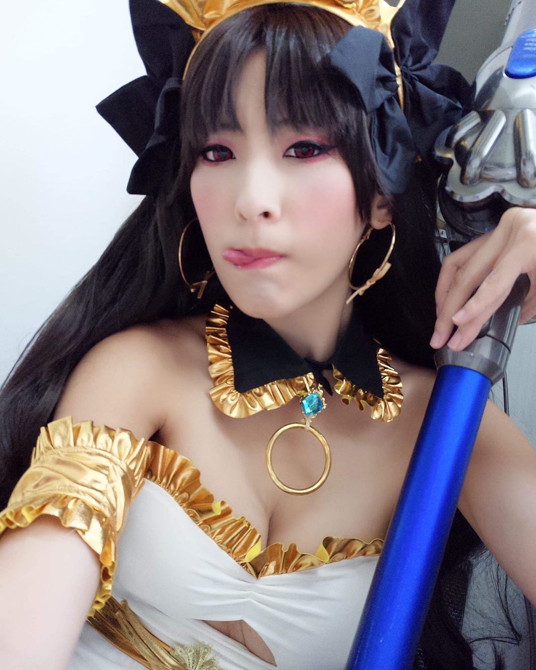 性感Coser「王子妃Fay Prince」銷魂媚眼黑絲襪開脫，乍現鮮嫩美腿司機都太猴急！