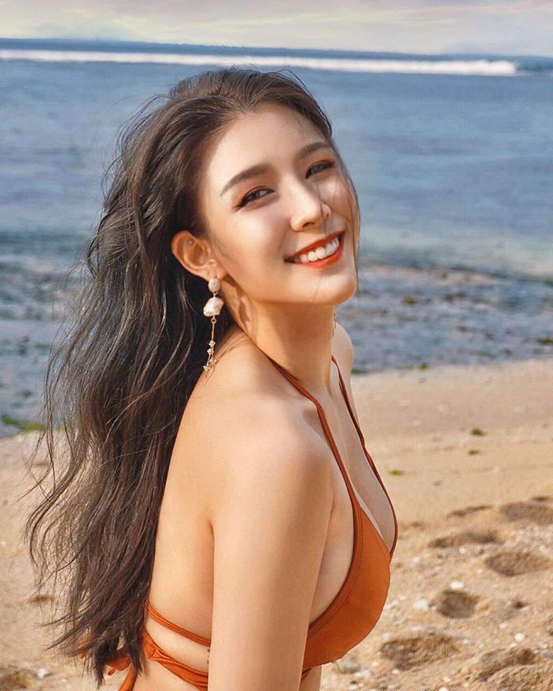 驚見最美尤物！仙氣女神「Ines Wang」燦爛笑顏征服海岸線，性感美體少瞄一眼都損很大！
