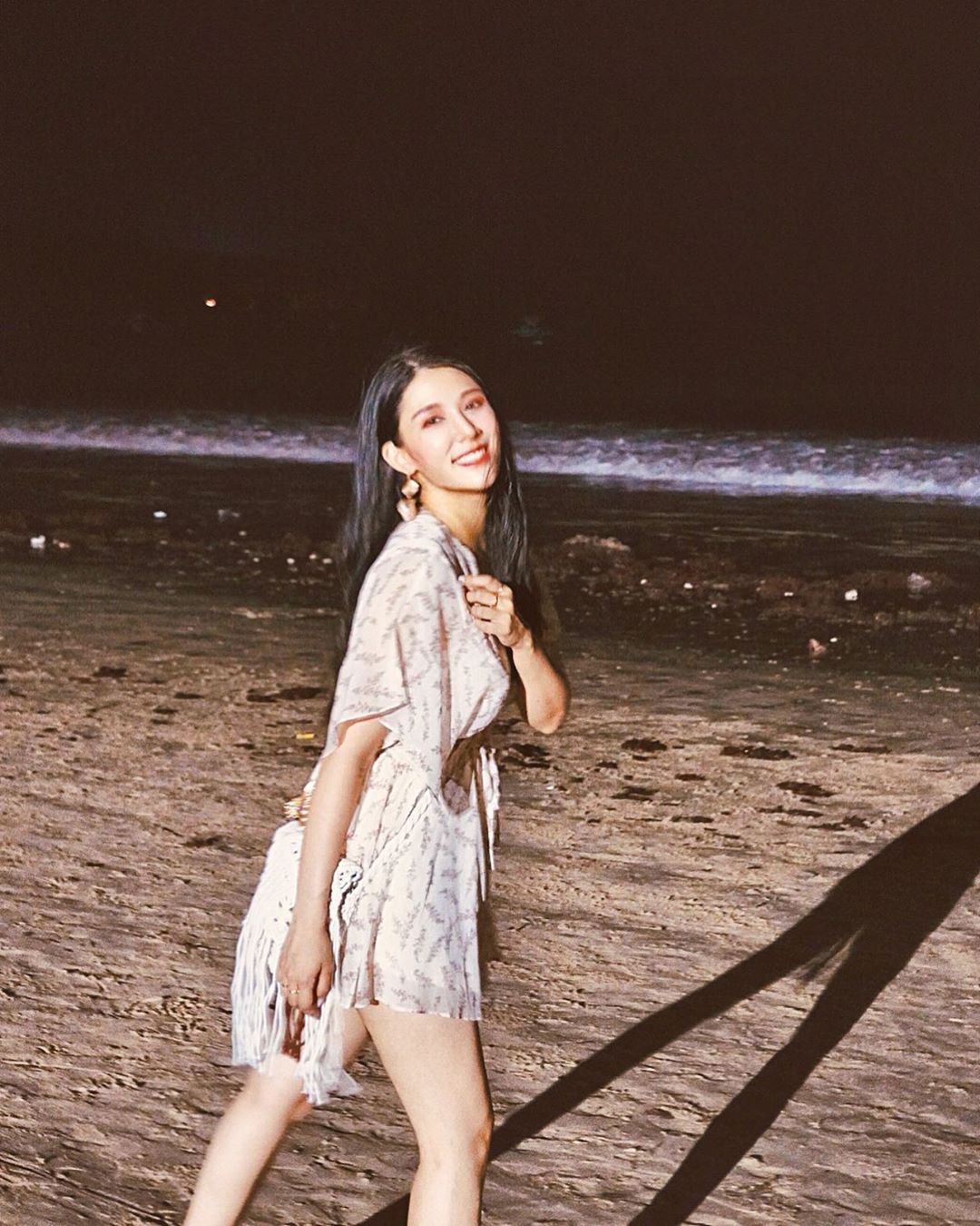 驚見最美尤物！仙氣女神「Ines Wang」燦爛笑顏征服海岸線，性感美體少瞄一眼都損很大！