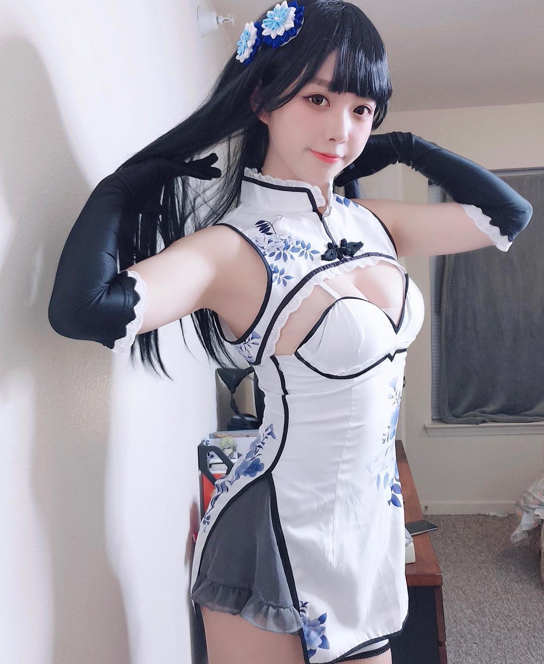 強國coser「童顏巨乳」惹人愛，女款體操服偷藏「兩團肉肉」工口度激升