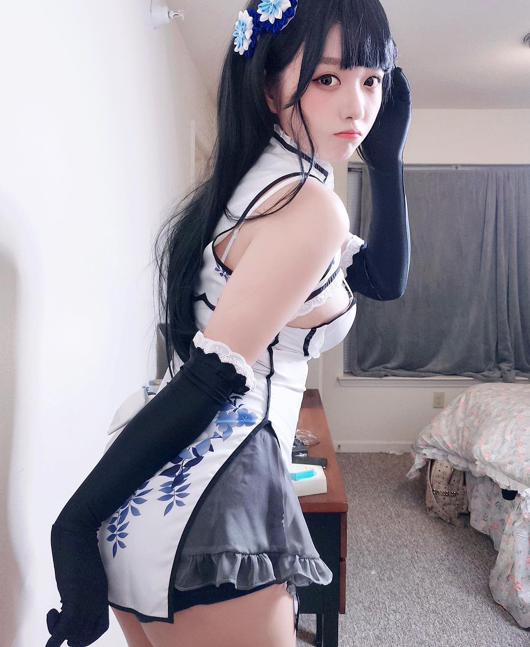 強國coser「童顏巨乳」惹人愛，女款體操服偷藏「兩團肉肉」工口度激升