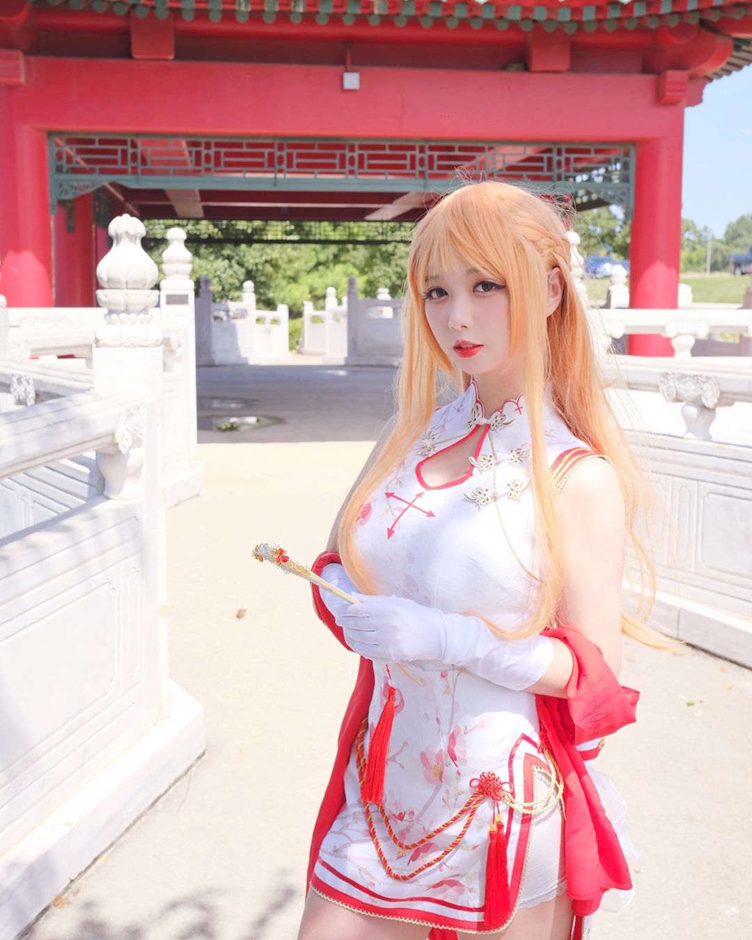 強國coser「童顏巨乳」惹人愛，女款體操服偷藏「兩團肉肉」工口度激升