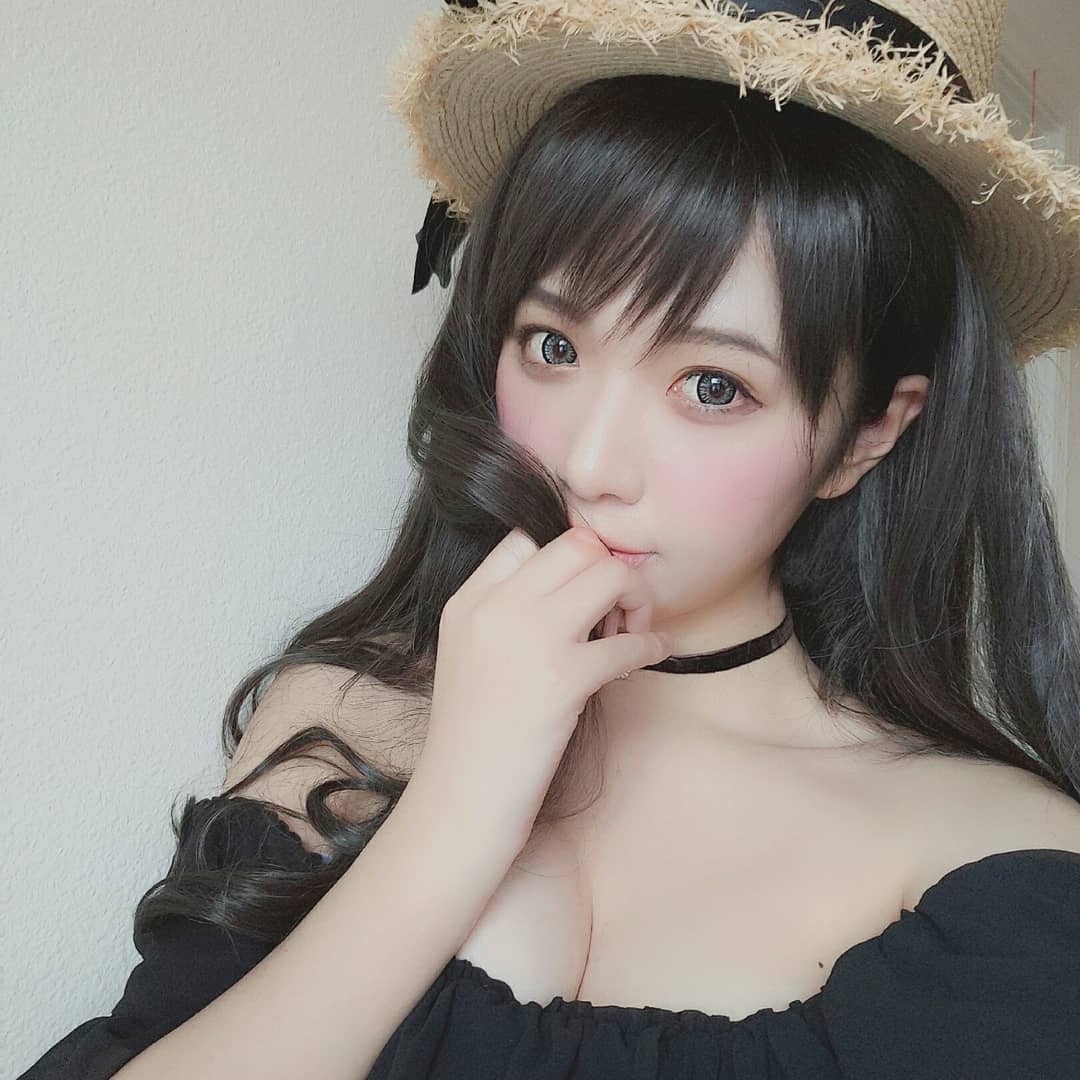 強國coser「童顏巨乳」惹人愛，女款體操服偷藏「兩團肉肉」工口度激升