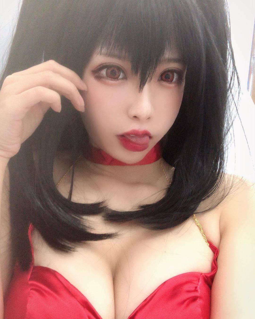 軟萌「巨乳蘿莉」的逆襲！穿上大人戰袍，豔紅爆乳高衩禮服「性感度MAX」！