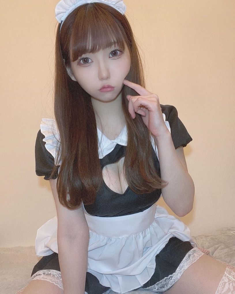 日本辣妹穿新睡衣「八字奶外露」，愛嘟嘴挑逗實在好壞壞！