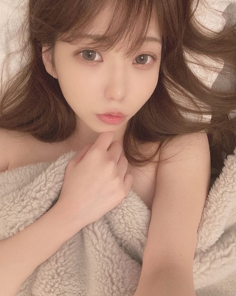 日本辣妹穿新睡衣「八字奶外露」，愛嘟嘴挑逗實在好壞壞！