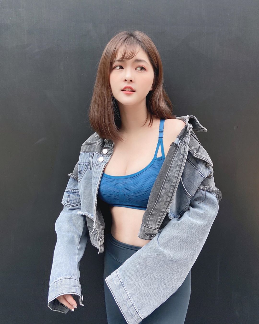 奇怪 冬天怎麼還這麼熱 沛沛沛 - 美女圖 -