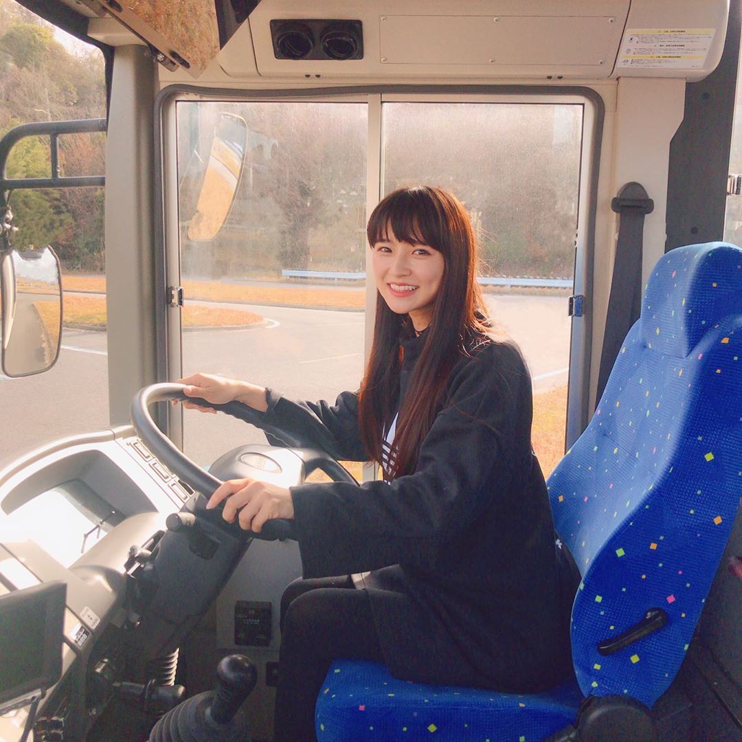 最神秘寫真女星！開大巴士的「超猛美乳女司機」，全體網友見了都想報名上車！