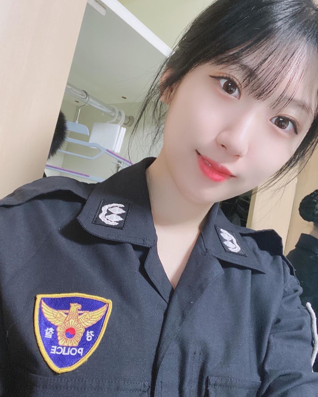 【GG扑克】韓國「正妹女警」세은制服裝扮太萌　網友：願意被她逮捕！