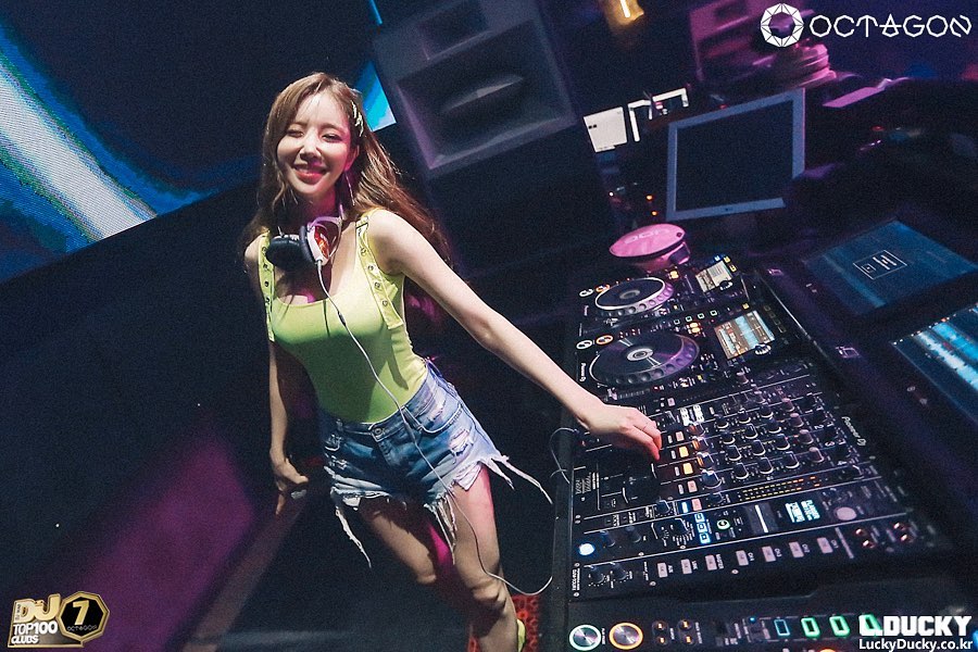 爆奶DJ「SURA」深溝刷盤畫面超邪惡　瘋狂乳搖激烈程度不輸