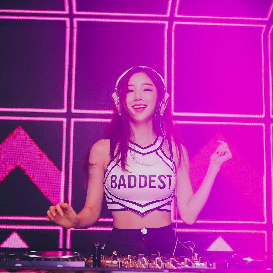 爆奶DJ「SURA」深溝刷盤畫面超邪惡　瘋狂乳搖激烈程度不輸