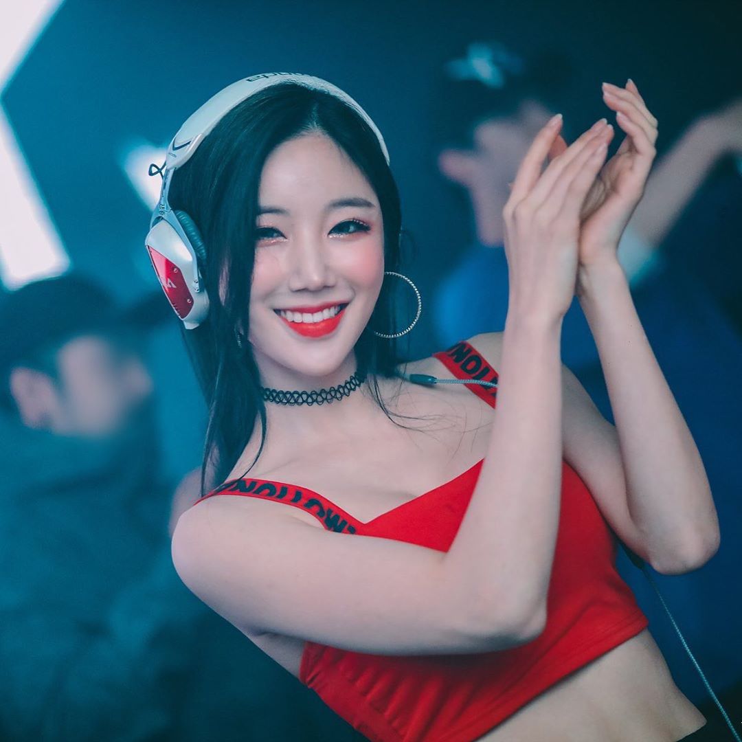 爆奶DJ「SURA」深溝刷盤畫面超邪惡　瘋狂乳搖激烈程度不輸