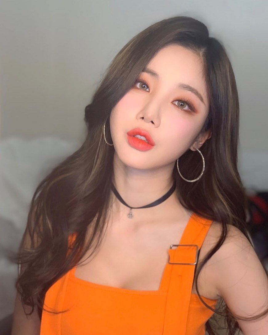 爆奶DJ「SURA」深溝刷盤畫面超邪惡　瘋狂乳搖激烈程度不輸
