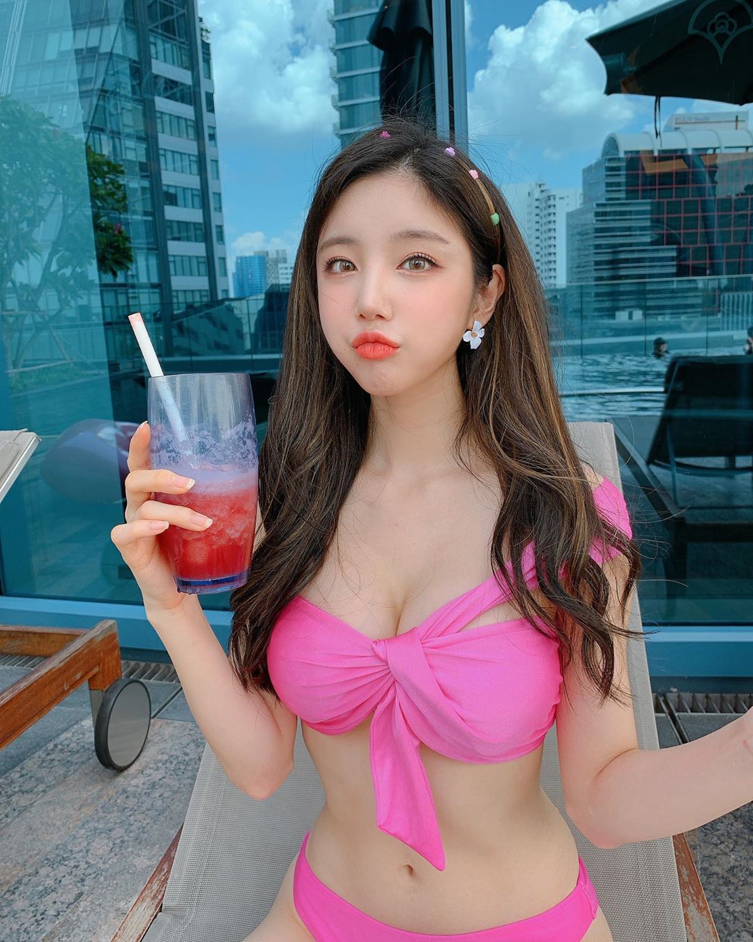 爆奶DJ「SURA」深溝刷盤畫面超邪惡　瘋狂乳搖激烈程度不輸