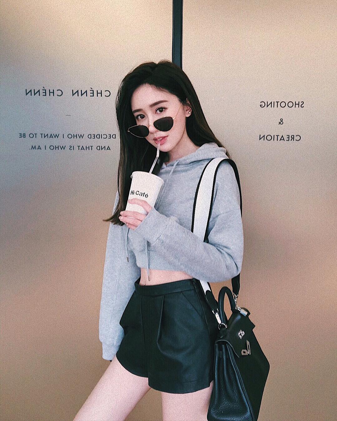 晨頴 驚人的逆齡臉龐.....再加上不科學的身材 - 美女圖 -