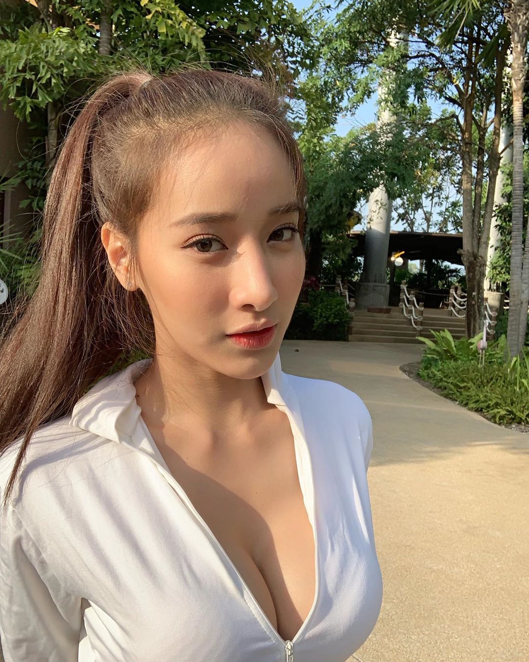泰式辣味天菜！小健貨「Pichana Yoosuk」猖狂美體太完美，腰瘦奶澎連腹肌也慷慨乍現！