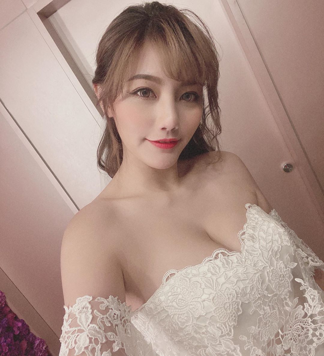 陳葳 有著飽滿der好身材 嶄露火辣曲線 - 美女圖 -