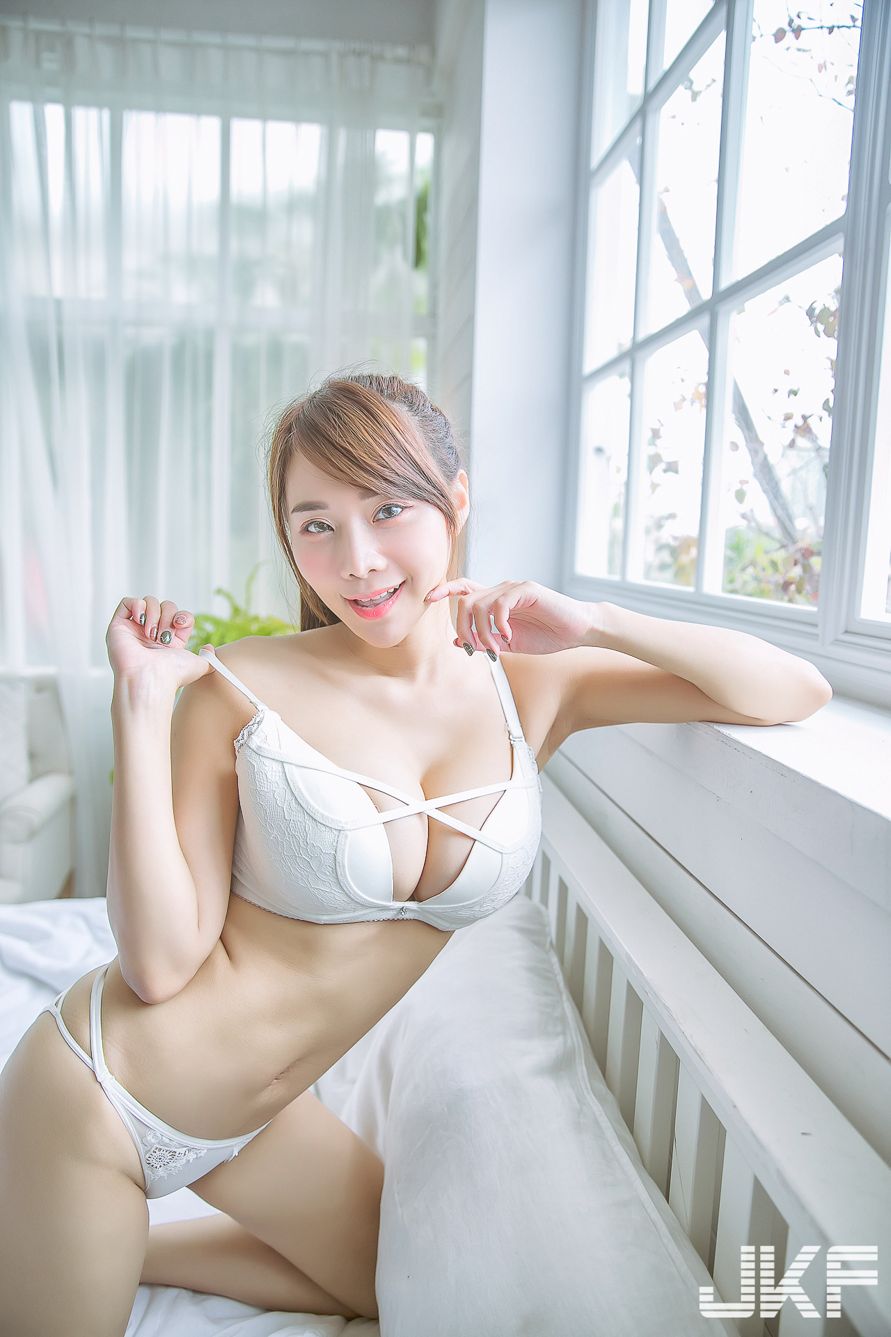 E手無法掌握的辣模-「樂樂」她的乳晃太強，眼神太勾，挑逗技滿點！