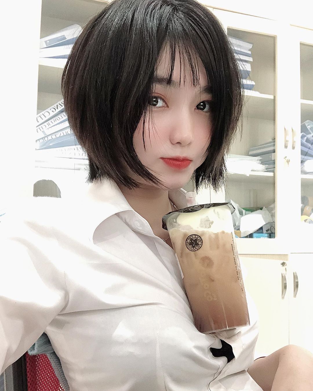 巨乳越南妹「Unteriies」上圍超胸狠　制服包不住「渾圓長輩」鈕扣繃開乳型外露