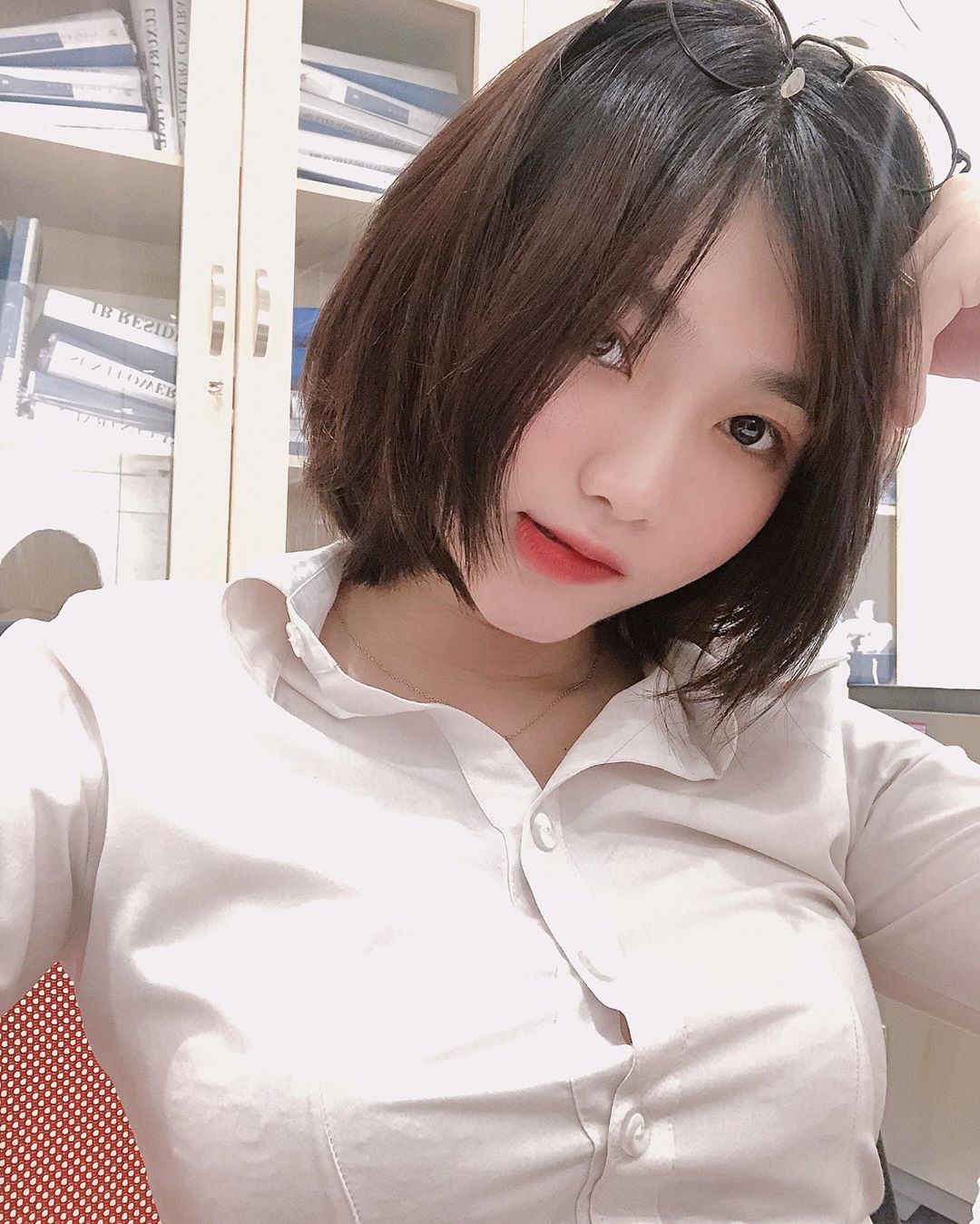 巨乳越南妹「Unteriies」上圍超胸狠　制服包不住「渾圓長輩」鈕扣繃開乳型外露