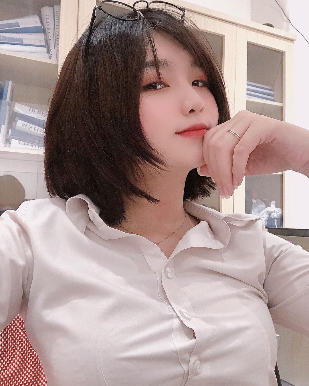 巨乳越南妹「Unteriies」上圍超胸狠　制服包不住「渾圓長輩」鈕扣繃開乳型外露