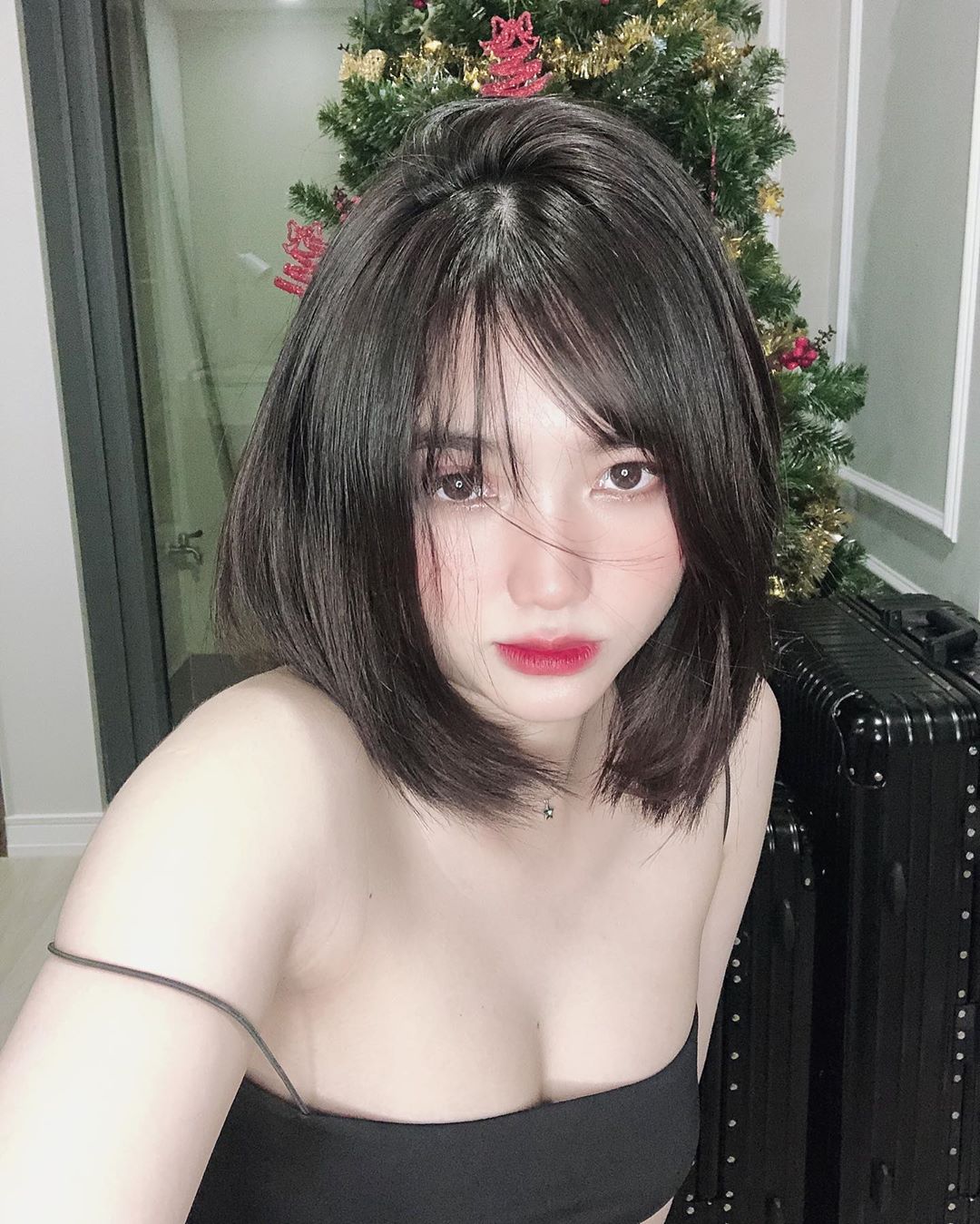 巨乳越南妹「Unteriies」上圍超胸狠　制服包不住「渾圓長輩」鈕扣繃開乳型外露