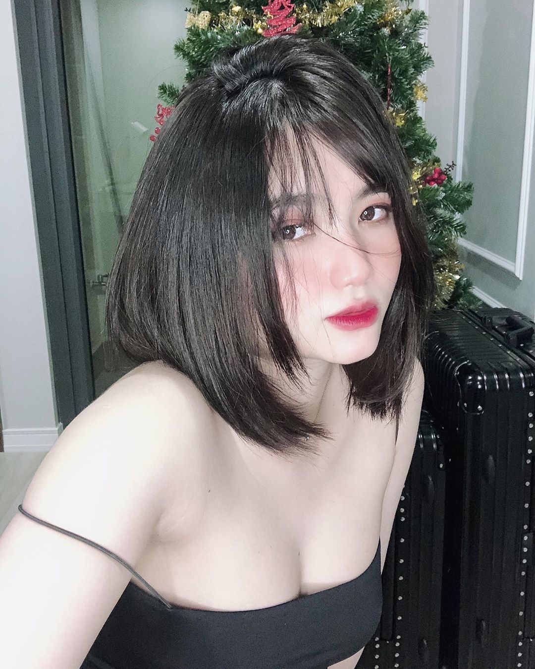 巨乳越南妹「Unteriies」上圍超胸狠　制服包不住「渾圓長輩」鈕扣繃開乳型外露