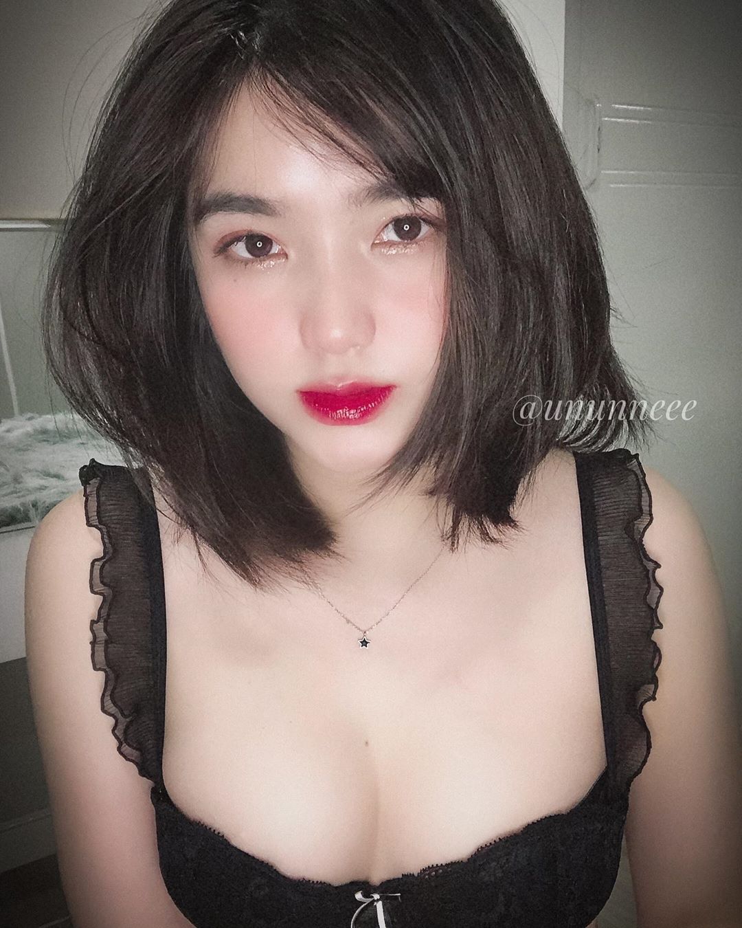 巨乳越南妹「Unteriies」上圍超胸狠　制服包不住「渾圓長輩」鈕扣繃開乳型外露