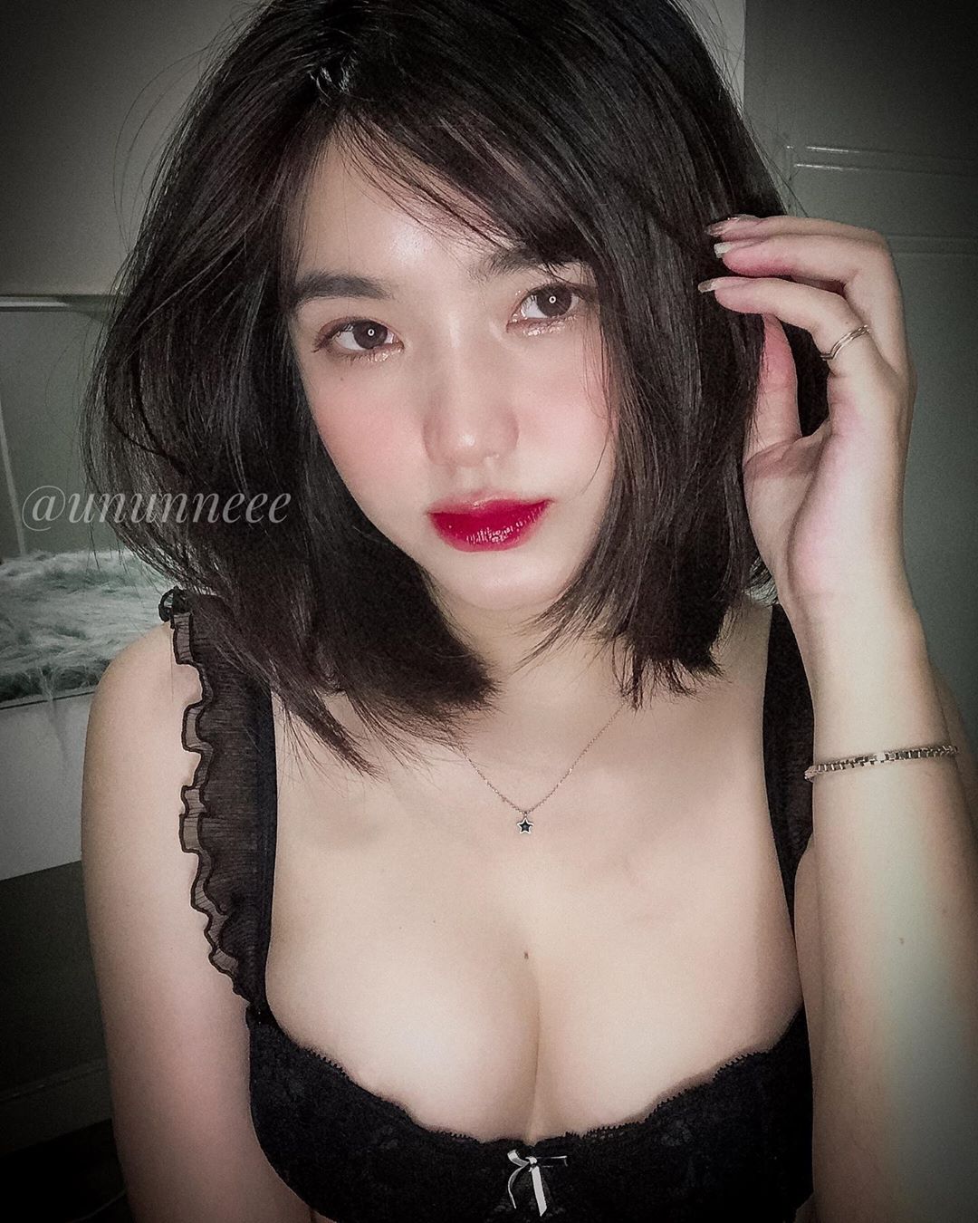 巨乳越南妹「Unteriies」上圍超胸狠　制服包不住「渾圓長輩」鈕扣繃開乳型外露