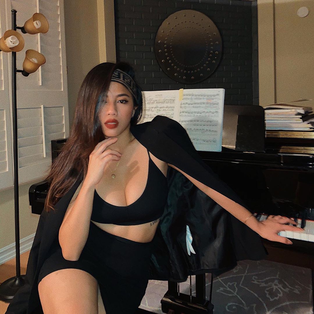 Angel Chiu蔓綾  美照連發.....大露性感側乳好性感 - 美女圖 -