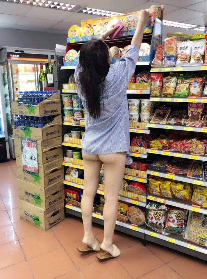 太急！囤積物資急到「忘記穿褲子」　香港妹子超市下身失蹤露蜜桃