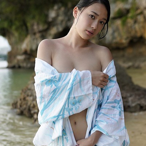 世界級妹系偶像「山中知恵」邪惡視角巨乳壓迫　豐厚多汁「極品下乳」衝擊呈現在眼前