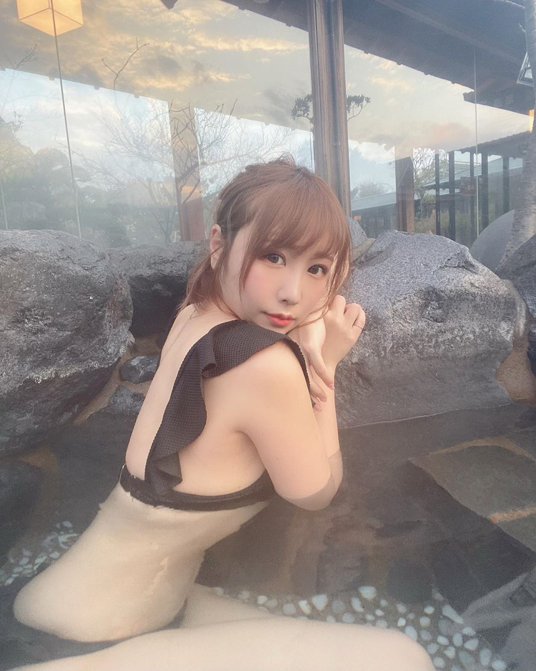 「白嫩美胸妹」是個收集控！日常興趣是 cosplay 秀身材，還是金氏紀錄保持人！