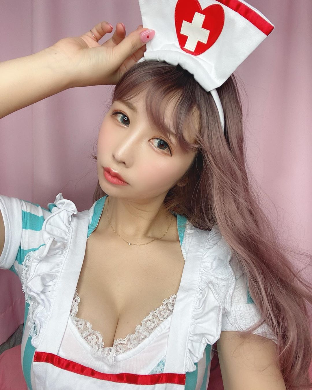 「白嫩美胸妹」是個收集控！日常興趣是 cosplay 秀身材，還是金氏紀錄保持人！