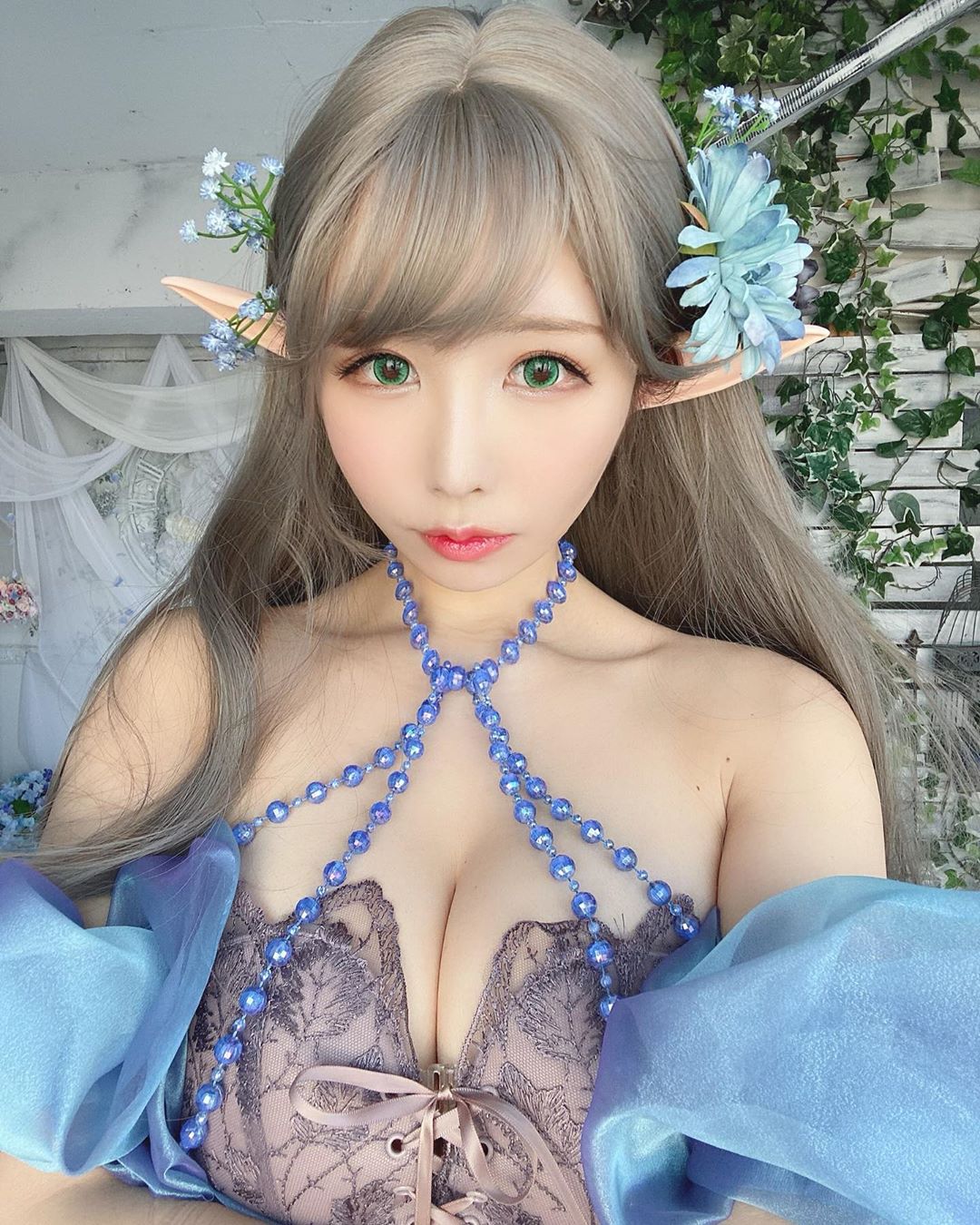 「白嫩美胸妹」是個收集控！日常興趣是 cosplay 秀身材，還是金氏紀錄保持人！