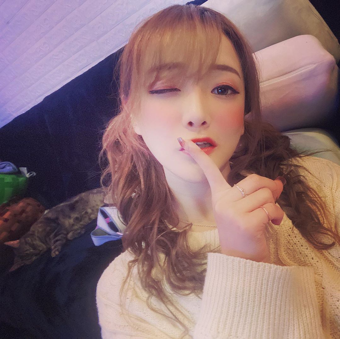 南半球女王「周荀Denka」氣憤晾美腿，嫩肉炸出絲襪網友讚：「懂事的乖孩子！」
