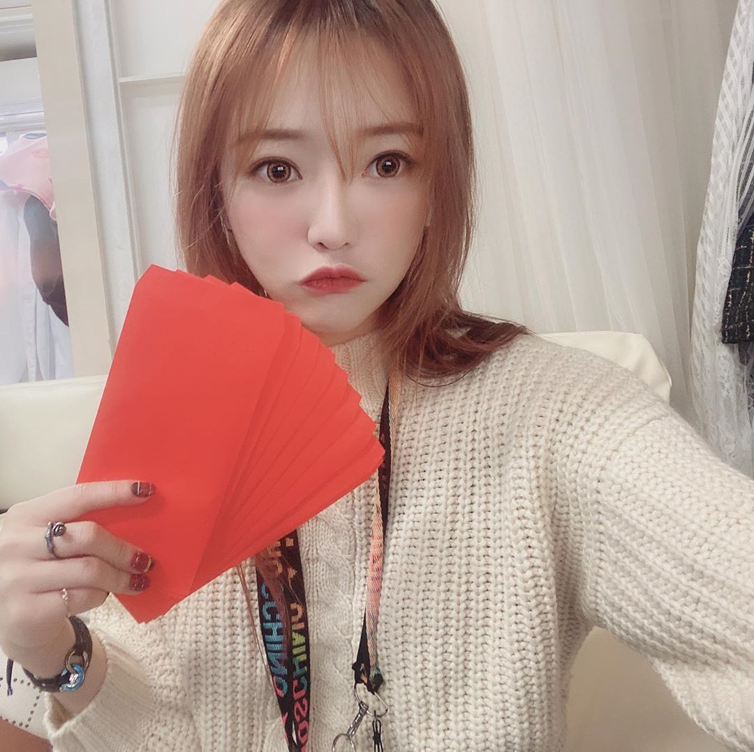 南半球女王「周荀Denka」氣憤晾美腿，嫩肉炸出絲襪網友讚：「懂事的乖孩子！」