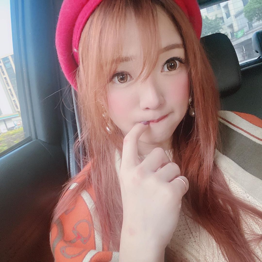 南半球女王「周荀Denka」氣憤晾美腿，嫩肉炸出絲襪網友讚：「懂事的乖孩子！」