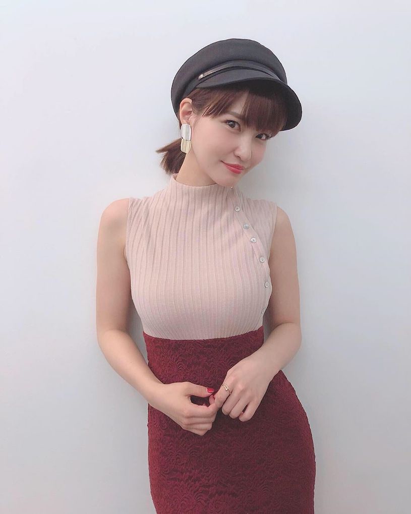 Ｇ奶正妹眼鏡造型「好有調教感」，床上爆乳裝誘惑太犯規了！