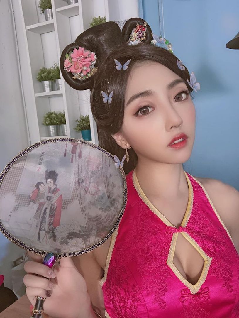 正妹「Lola 蘿拉」白紗造型深溝好兇，超甜笑容溫暖你的心！
