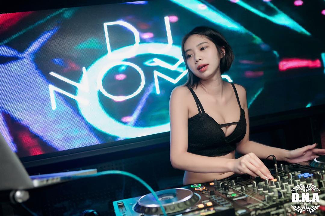 日系童顏制服妹「DJ NOMA」下半身失蹤辣露蜜大腿　豐潤肉彈身材讓人看了好上火