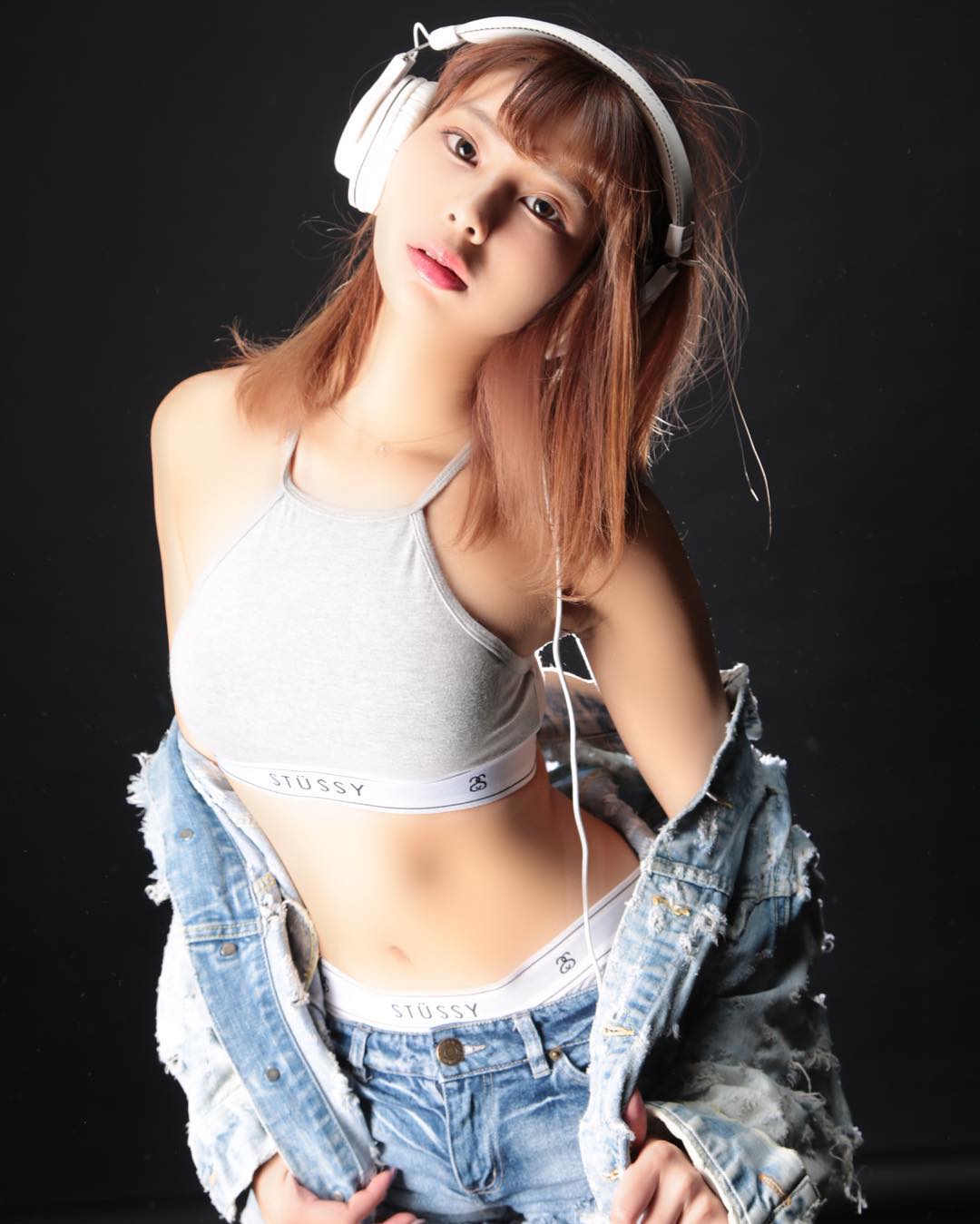 日系童顏制服妹「DJ NOMA」下半身失蹤辣露蜜大腿　豐潤肉彈身材讓人看了好上火