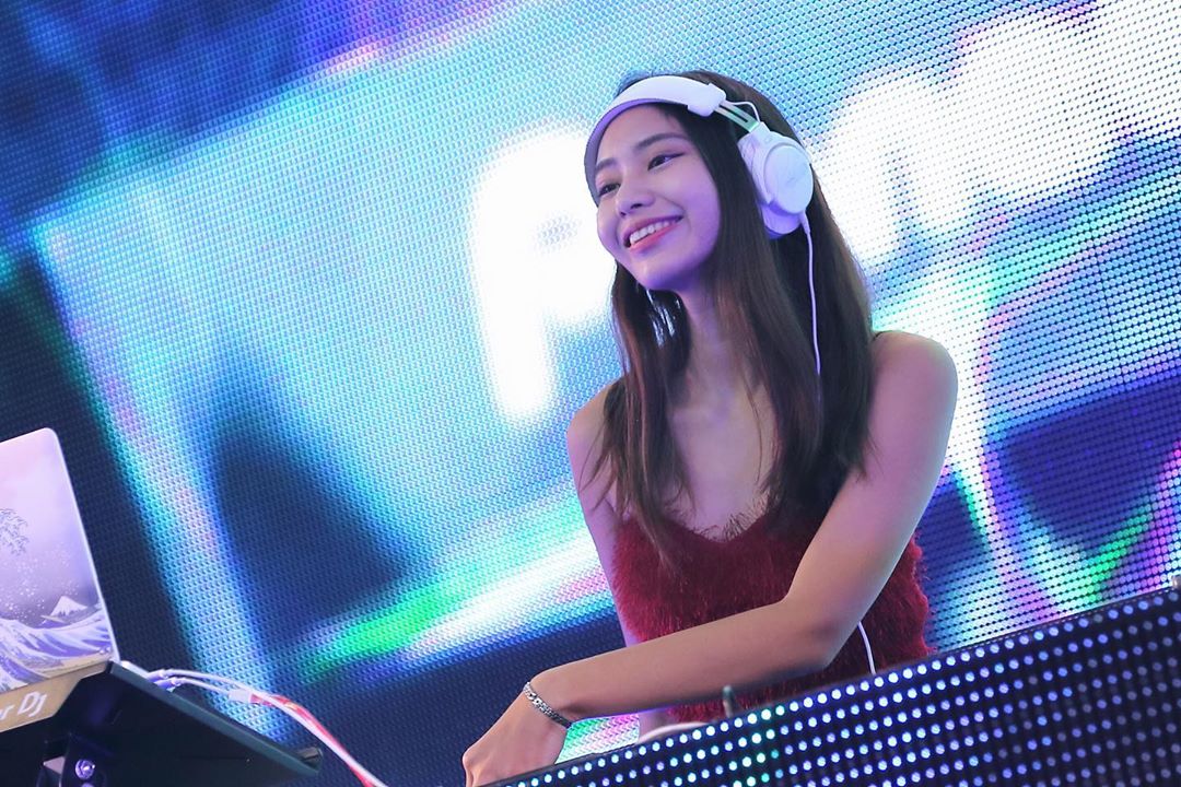日系童顏制服妹「DJ NOMA」下半身失蹤辣露蜜大腿　豐潤肉彈身材讓人看了好上火