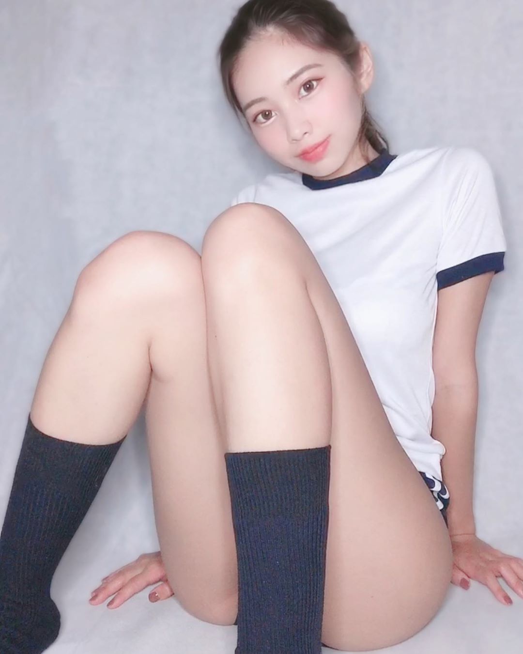 日系童顏制服妹「DJ NOMA」下半身失蹤辣露蜜大腿　豐潤肉彈身材讓人看了好上火